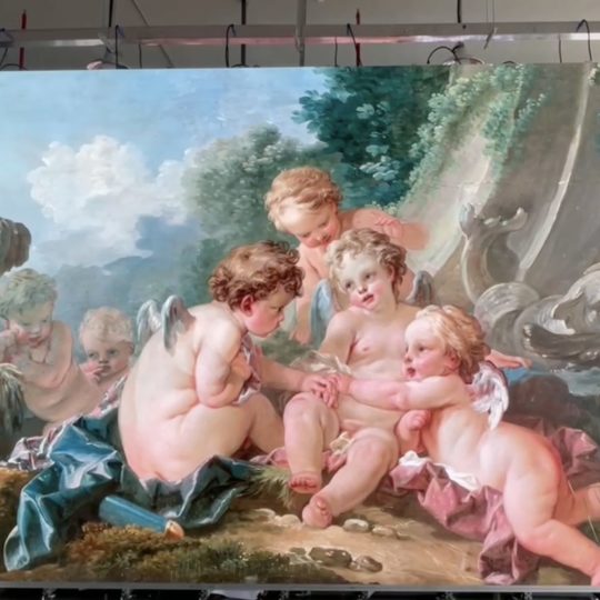 Классическая картина с изображением пяти крылатых херувимов, играющих на открытом воздухе среди портьер, фонтана, зелени и морских раковин, с подсветкой, как на светодиодных экранах COB.