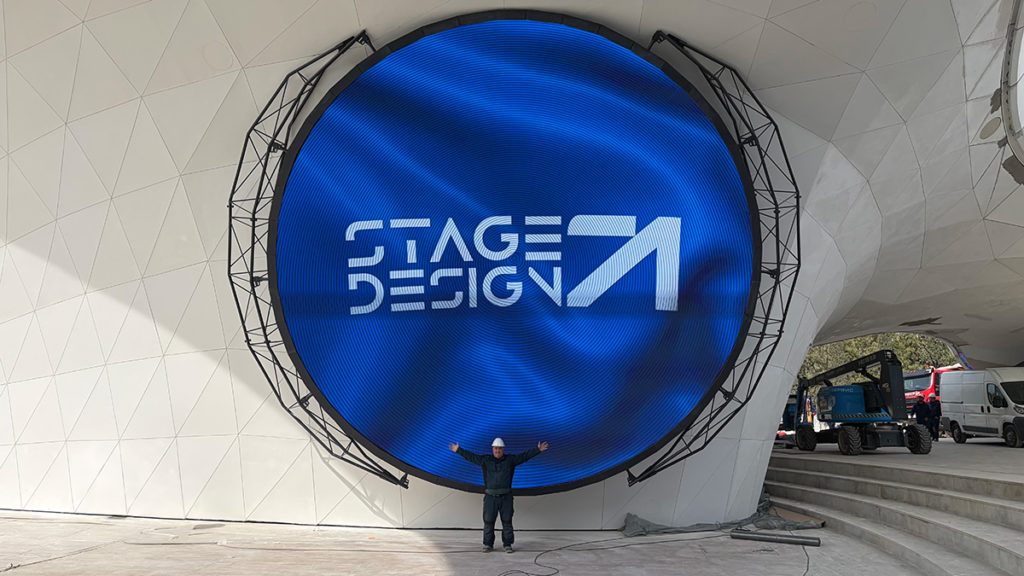 Круглый LED-экран STAGEDESIGN на фасаде, монтаж мультимедийной инсталляции